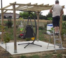 Pergola fait maison avec lambourdes et poteaux achetés à L.M et retaillés par nos soins.