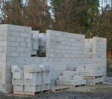 Façade sud : les deux portes fenêtres donnant sur notre future terrasse.