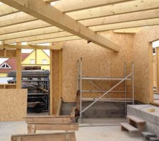 Intérieur garage avec vu sur la porte donnant sur la partie habitable