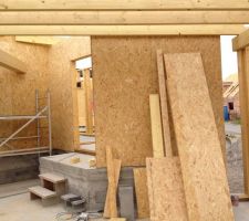 Intérieur garage avec vu sur la porte donnant sur la partie habitable