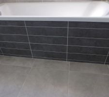 Baignoire ... carreaux du sol et de la baignoire pas alignés ... dommage !