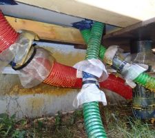 Arrivée du fourreau électrique, téléphone, et sonde techno pieux vu d'en dessous, avec les barrières anti-termites