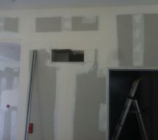 Agrandissement du trou du vid&eacute;o projecteur : du coup il viendra s'encastrer dans l'&eacute;paisseur de la cloison !! 
Merci Jamison !!!