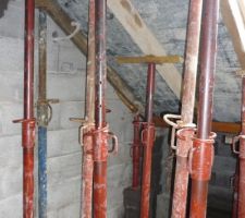 J 64 Le dessous du coffrage de la seconde vollée d'escalier