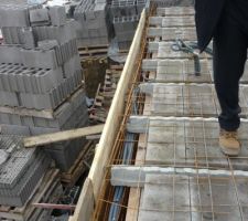 J 64 vue du linteau de la porte de garage