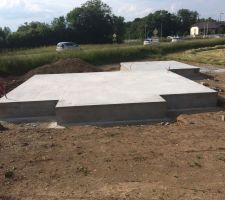 Dalle coulée et laissée ainsi pendant 30 jours pour séchage complet ....