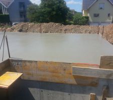 Dalle fraîchement coulée côté garage