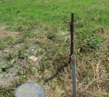Terrain défriché et pose du robinet de chantier