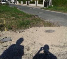 De gauche a droite. bout de bois délimite la fin tuyau EU,robinet chantier,compteur eau, regard  EU et enfin regard EP .