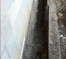 Preparation drain 
terrain : ardoise et parpaing pour les murs