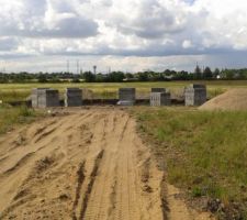 Parpaings sont arriv&eacute;s 1 semaine avant la viabilisation de l'eau.