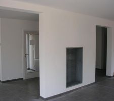 Niche dans mur de refend, montrant le dos du poêle ce qui lui permet de rayonner dans le séjour pour finalement couvrir une zone de 360°