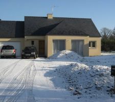 Voici la maison achevée, cet hiver pendant la période neigeuse.