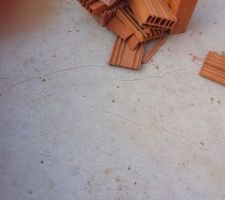 Fissures de retrait sur la dalle du RDC, test de creusement d'une fissure