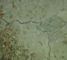 Fissures de retrait sur la dalle du RDC, on a péter un peu le béton en surface pour vérifier