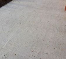 Fissures de retrait sur la dalle de la terrasse