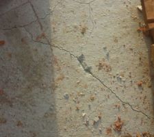 Fissures de retrait sur la dalle du RDC, test de creusement d'une fissure