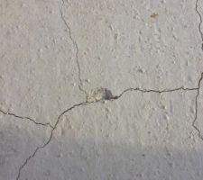 Fissures de retrait sur la dalle du RDC, test de creusement d'une fissure