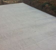 Fissures de retrait sur la dalle de la terrasse