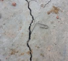 Fissures de retrait sur la dalle du RDC, test de profondeur avec un trombone sur la plus grosse : il s'enfonce qd même de 3cm environ !!