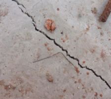 Fissures de retrait sur la dalle du RDC, test de profondeur avec un trombone sur la plus grosse : il s'enfonce qd même de 3cm environ !!
