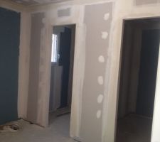 Chambre parents (vue sur salle d'eau et dressing)