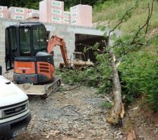 Terrassement et remblaiement des extérieurs avant l'élévation des murs.