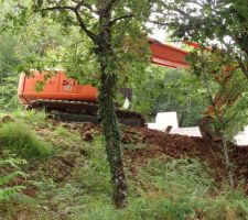 Terrassement et remblaiement des extérieurs avant l'élévation des murs.