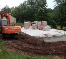 Terrassement et remblaiement des extérieurs avant l'élévation des murs.