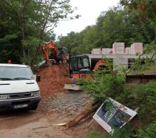 Terrassement et remblaiement des extérieurs avant l'élévation des murs.