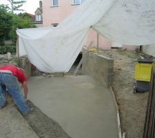 Les maçons s'organisent comme ils peuvent pour finir la descente de garage ;-)