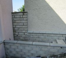 Mur &eacute;cran de 9 rangs de parpaing (1,80m)   chapeau pour respecter les 1,90m pr&eacute;vu au PC.