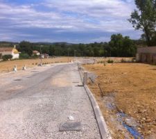 Lotissement quasi termin&eacute; avec d&eacute;j&agrave; plus d'un mois de retard sur les promesses... Le permis de construire devrait &ecirc;tre d&eacute;pos&eacute; le 7 ou le 8 juillet ! Croisons les doigts pour que &ccedil;a bouge...