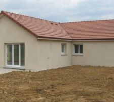 La maison, vue du jardin.