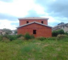 Une vue de l'arrière - symétrie intéressante entre les fenêtres du haut et la fenêtre de la salle de bains du rez-de-chaussée !