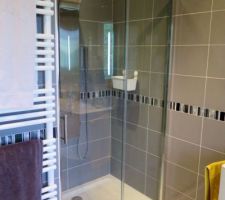 Porte de douche posée 
C'était pas de la tarte