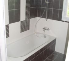 Salle de bain du haut presque termin&eacute;e manque la vasque et le meuble