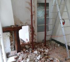 La porte vitrée est celle de la cave...ouverture ensuite pour création du couloir.