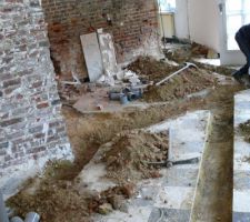Tranchées pour passer les évacuations car cette partie de la maison s'est transformée en 3 pièces : une lingerie, la salle de bain, une chambre.