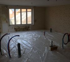 Préparation pour coulage du béton . Plaques en polystirène (??) sous le film plastique.