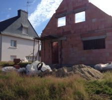 Voici la fen&ecirc;tre de la voisine celle du mileu c'est sa cuisine et mon futur garage donnera de ce c&ocirc;t&eacute; l&agrave; ce qui lui pose probl&egrave;me