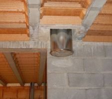 Conduit de cheminée dans le salon