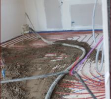 Chape &eacute;pisode 02: La m&eacute;lange est propuls&eacute; par le tuyau de la machine vers ce tr&eacute;pied