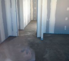Vue des chambres. On aperçoit la coupure pour faire le joint de dilatation.