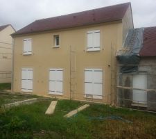 La couleur ne sera bonne que après le séchage env 15 jours.