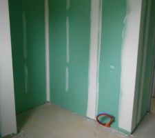 Cloisons finies (salle de bain, placard et emplacement séche serviettes)