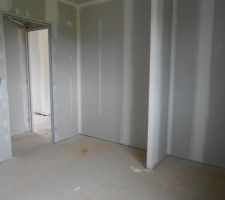 Cloisons finies (chambre, placard bureau)