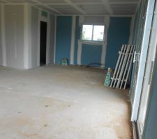 Cloisons finies (pièce à vivre, cuisine au fond et cellier à gauche)