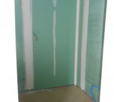 Cloisons finies (cellier, machine à laver à droite)