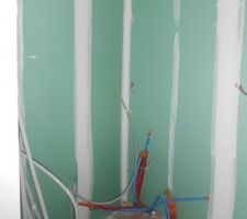 Cloisons finies (cellier, futur tableau edf à gauche et nourrice en face)